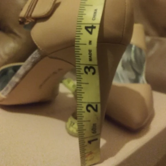 NWT ladies leather pumps. - Picture 6 of 9